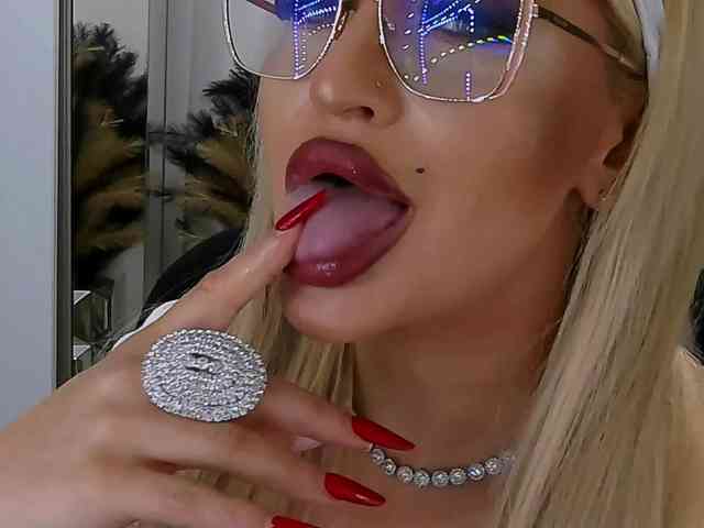 lovelyblondyx webcam