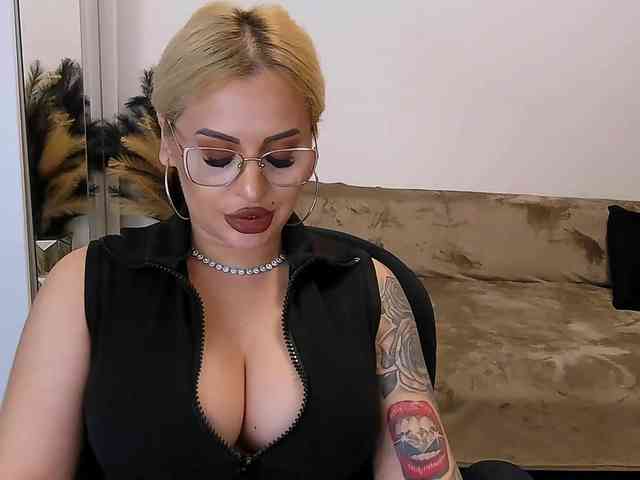 lovelyblondyx webcam