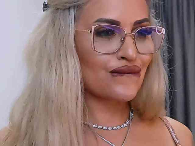 lovelyblondyx webcam