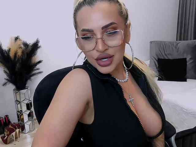 lovelyblondyx webcam