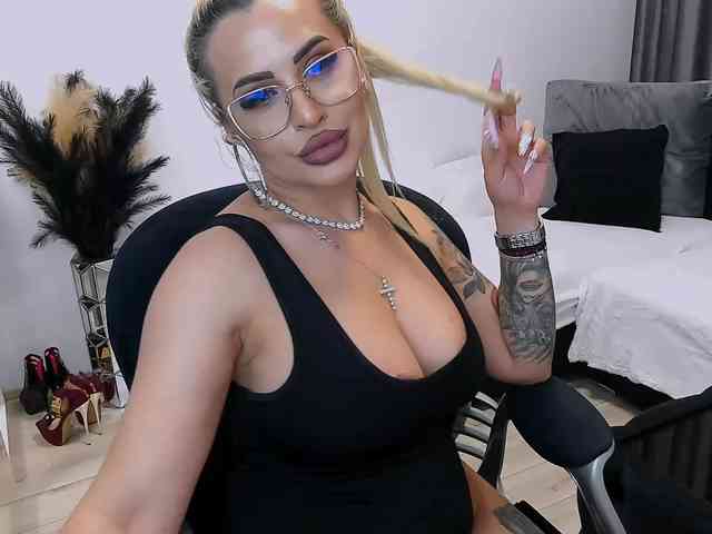 lovelyblondyx webcam