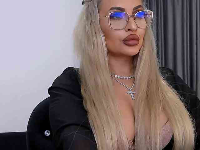 lovelyblondyx webcam