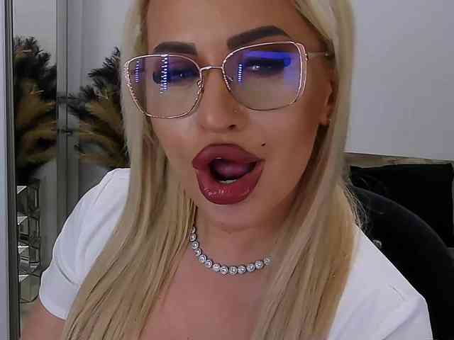 lovelyblondyx