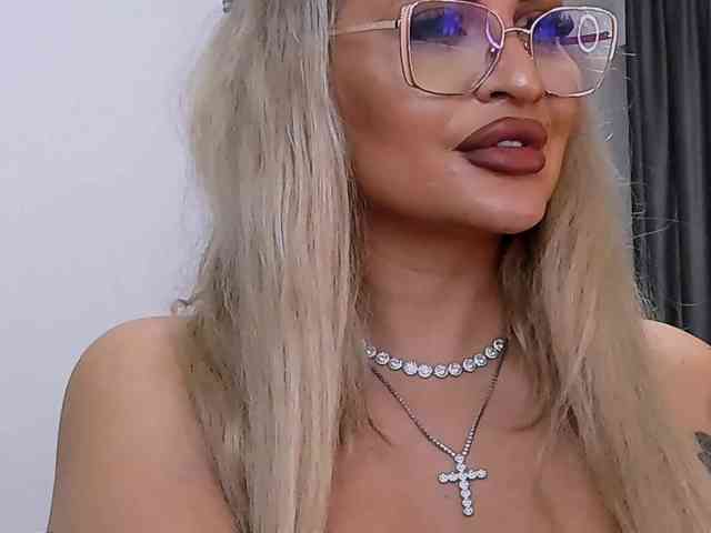 lovelyblondyx webcam