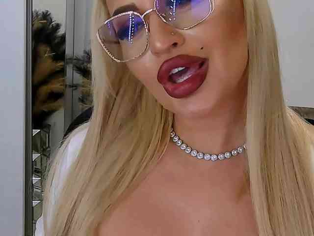 lovelyblondyx webcam