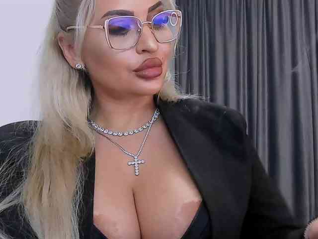 lovelyblondyx webcam
