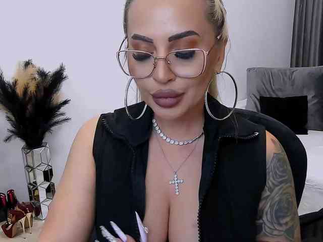 lovelyblondyx webcam