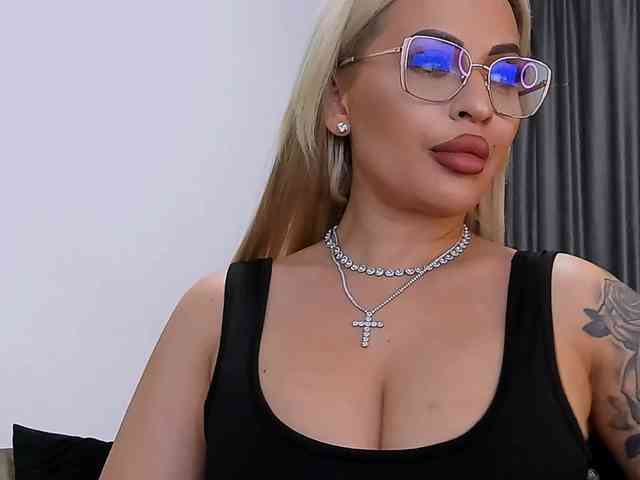 lovelyblondyx webcam