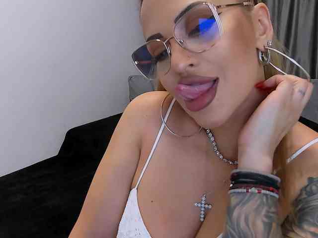 lovelyblondyx webcam