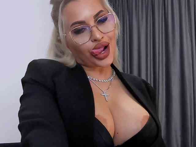 lovelyblondyx webcam