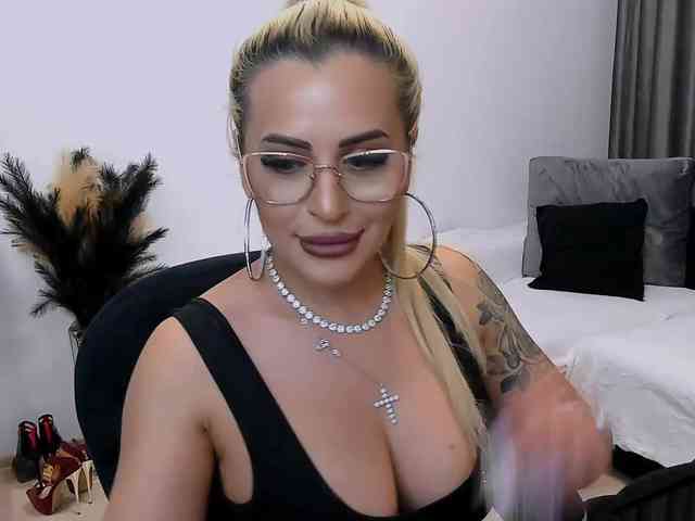 lovelyblondyx webcam