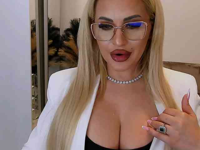 lovelyblondyx webcam