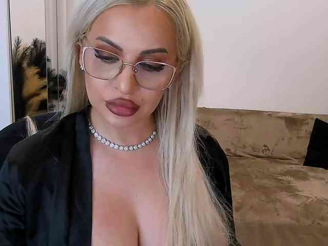 lovelyblondyx Live Webcam on BongaCams