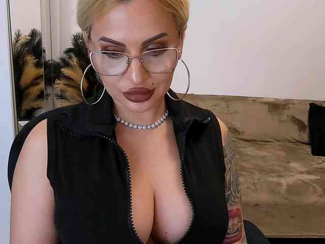 lovelyblondyx webcam