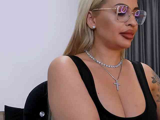 lovelyblondyx webcam