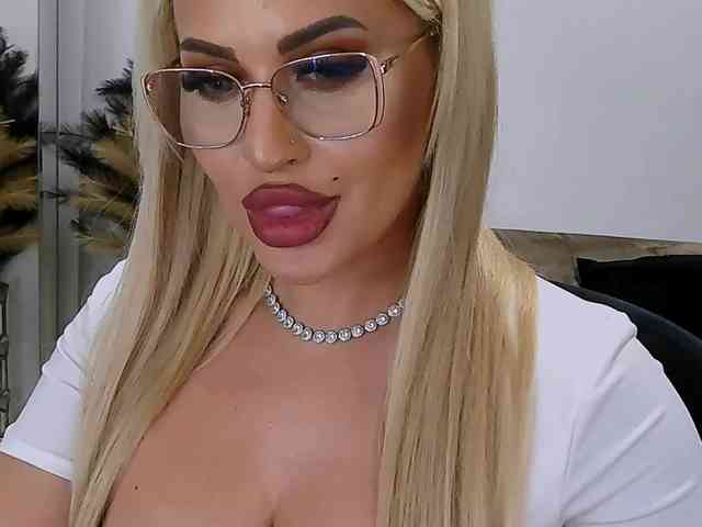 lovelyblondyx webcam