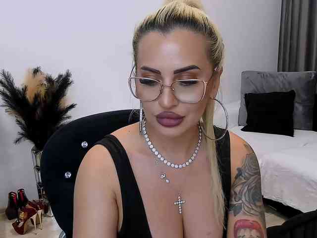lovelyblondyx's Sexcam