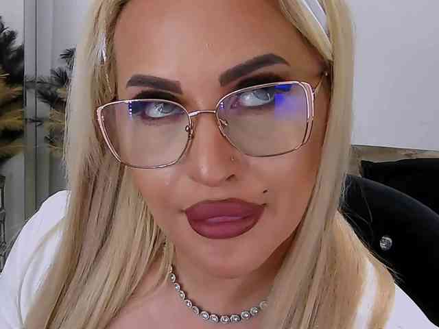 lovelyblondyx webcam