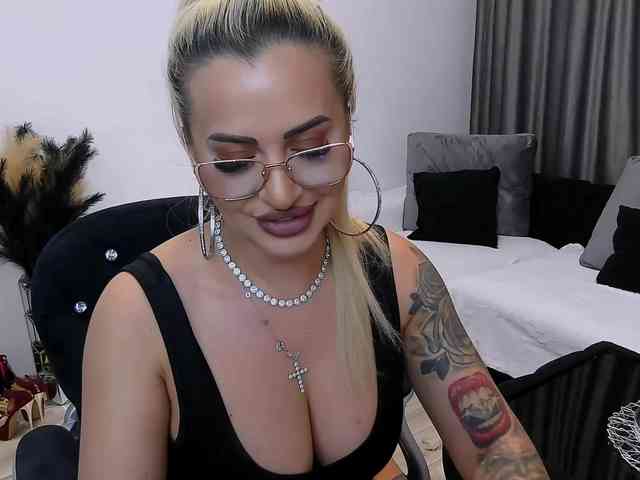 lovelyblondyx webcam