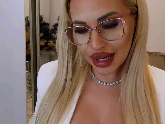 lovelyblondyx webcam