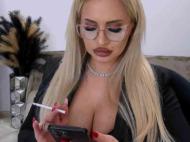 lovelyblondyx webcam