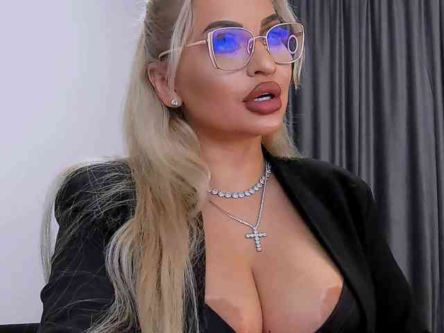 lovelyblondyx webcam