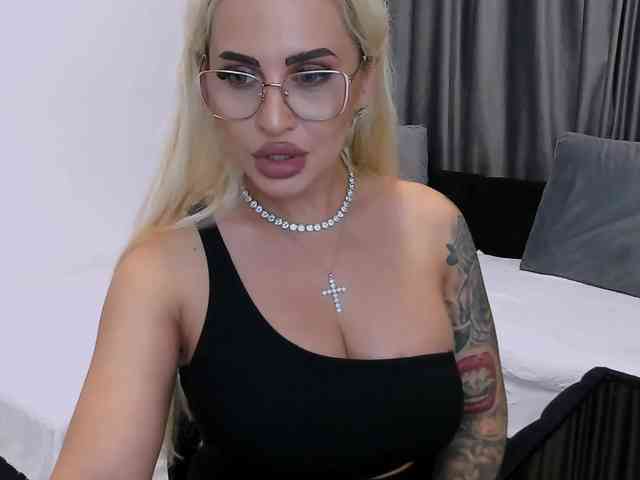 lovelyblondyx webcam