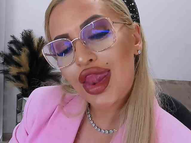 lovelyblondyx webcam