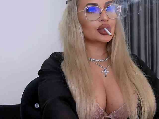 lovelyblondyx webcam