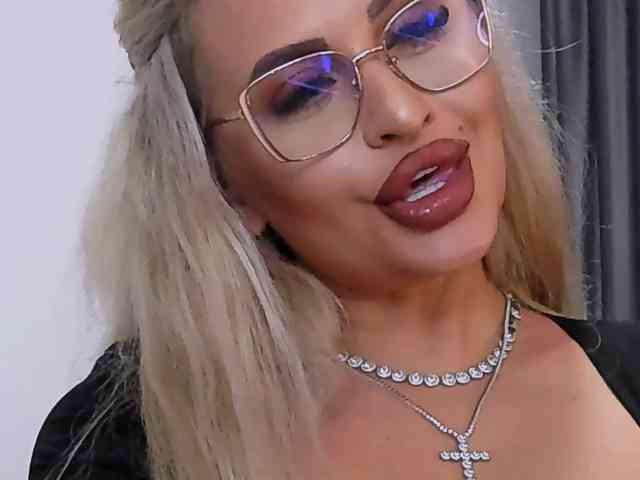 lovelyblondyx webcam