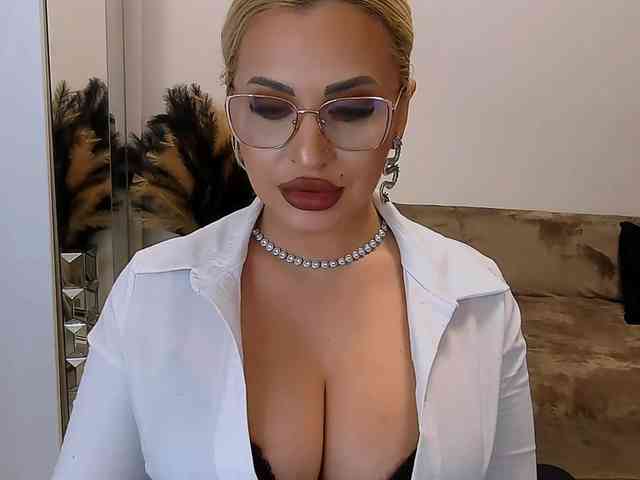 lovelyblondyx webcam