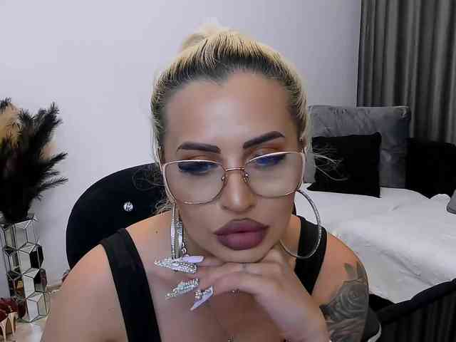 lovelyblondyx webcam