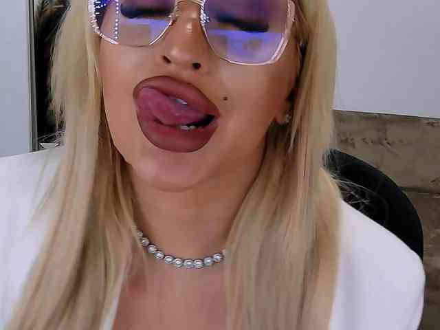 lovelyblondyx webcam