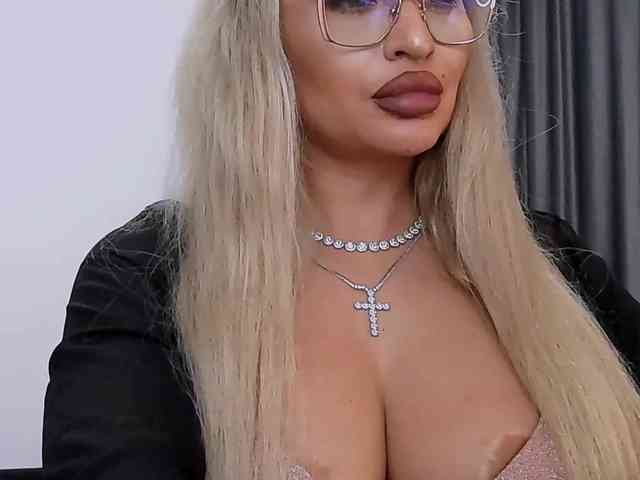 lovelyblondyx webcam