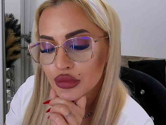 lovelyblondyx webcam