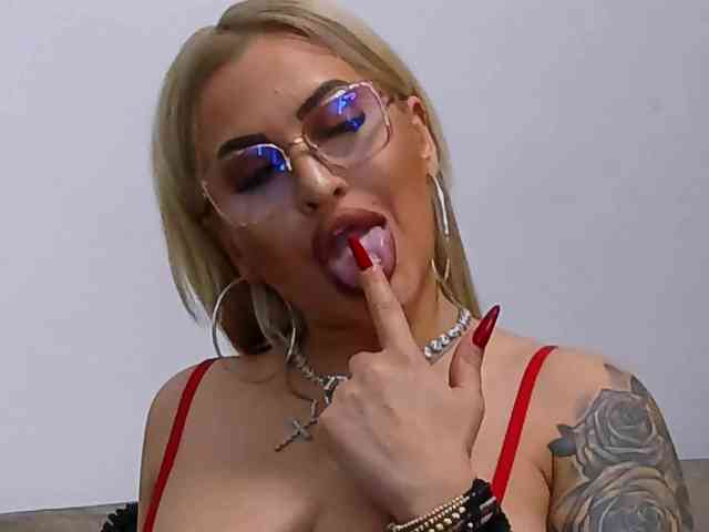 lovelyblondyx webcam