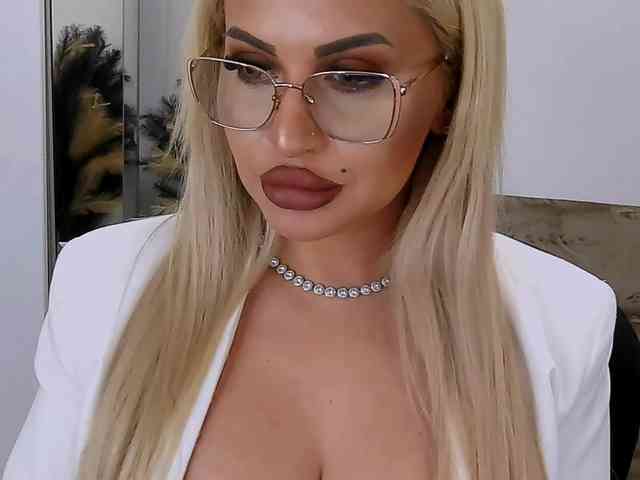 lovelyblondyx webcam