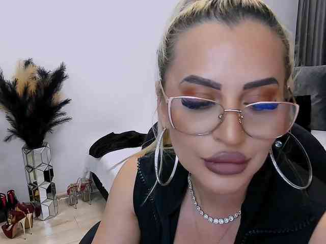 lovelyblondyx webcam