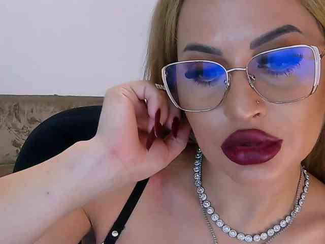 lovelyblondyx webcam
