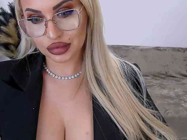 lovelyblondyx webcam