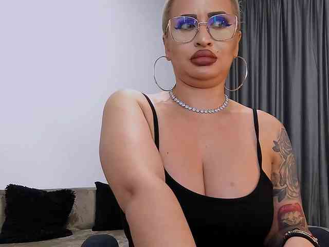 lovelyblondyx webcam