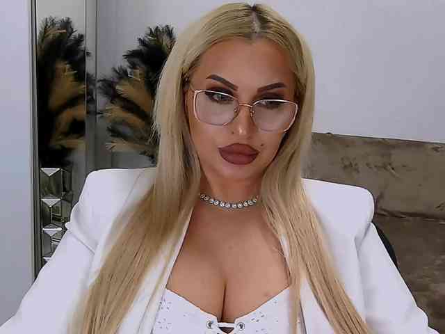 lovelyblondyx webcam