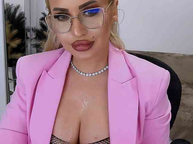 lovelyblondyx webcam