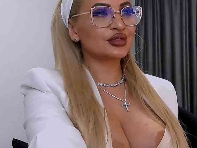 lovelyblondyx webcam