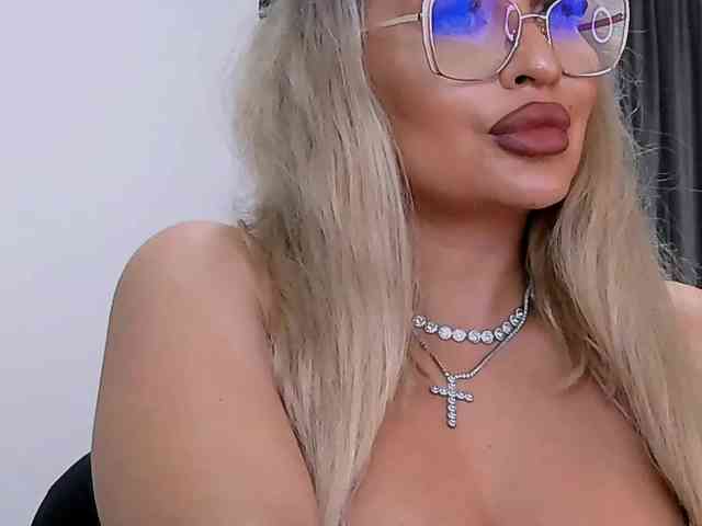 lovelyblondyx webcam