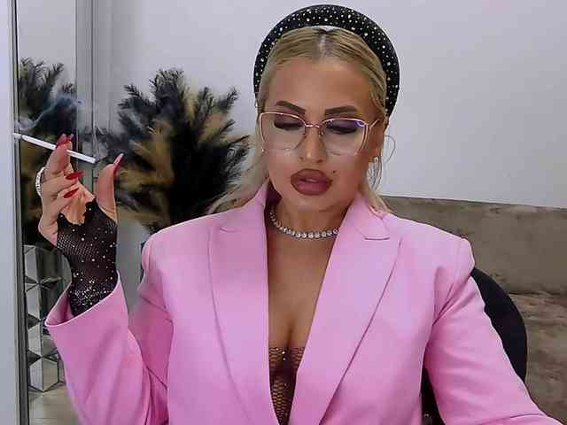 lovelyblondyx webcam