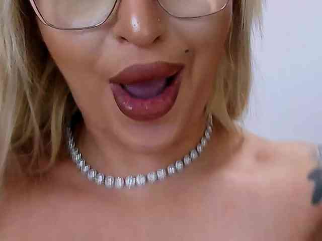 lovelyblondyx webcam