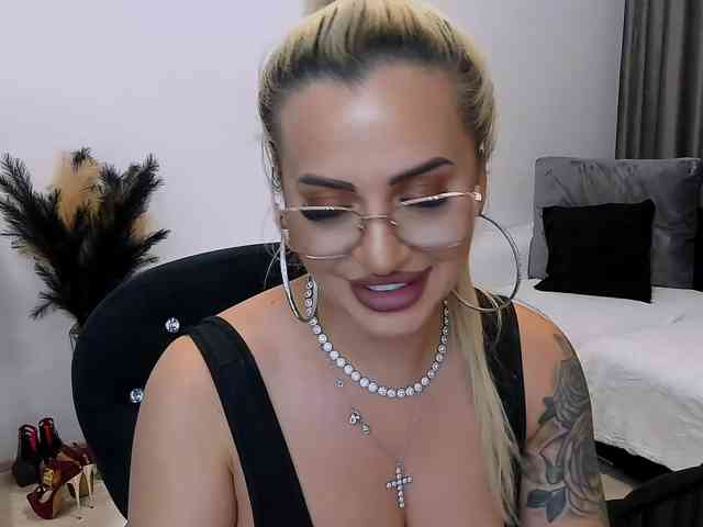 lovelyblondyx webcam