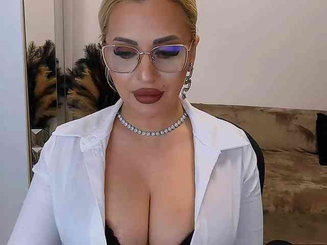 lovelyblondyx webcam
