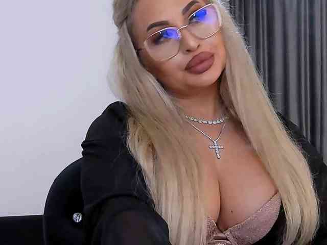 lovelyblondyx webcam